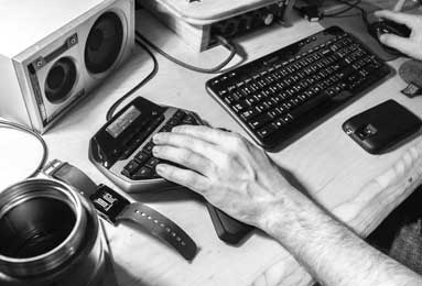 大汗淋漓！骑士队莫布里在田径场训练 主要有阻力跑&amp;amp;带球跑等内容