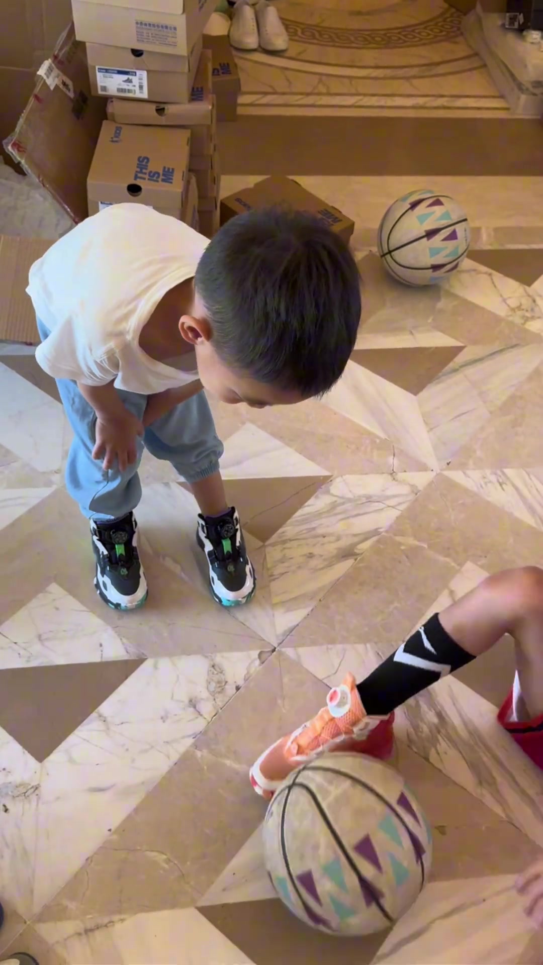 九游体育-抽象派画家！糊糊涂涂描绘周琦 后者调侃：这太丑了吧