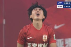 非常懊恼！玄智健单刀过掉申花门将，小角度左脚击中边网！